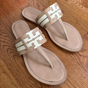 Tory Burch sandals.Leigh Flip-Flops Tan Cream, logo. Neutral sandals